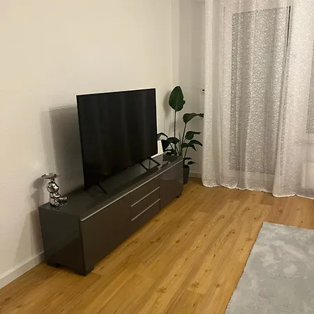 2 Airport Apartment *