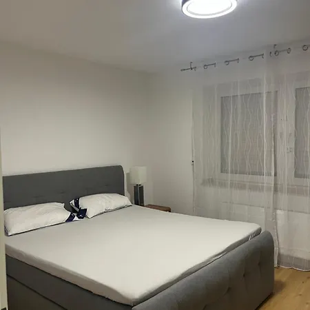 2 Airport Apartment *